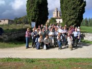 Foto di gruppo
davanti al castello
de La Chiocciola
(9573 bytes)